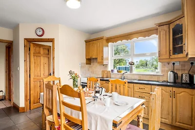 Cottage nahe Lough Mask mit Gartenblick