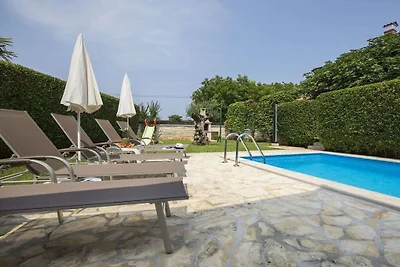 Ferienhaus in Tinjan mit Schwimmbecken