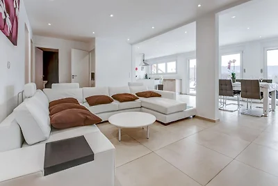 Schצnes Ferienhaus in La Chaux mit Whirlpool