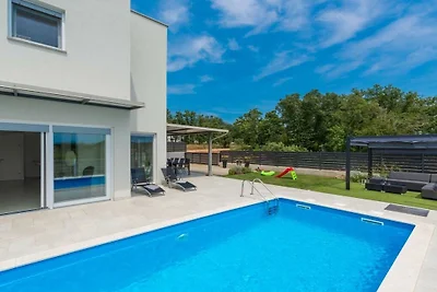 Villa in Karigador met zwembad
