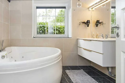 Verzaubertes Ferienhaus mit Whirlpool-By...