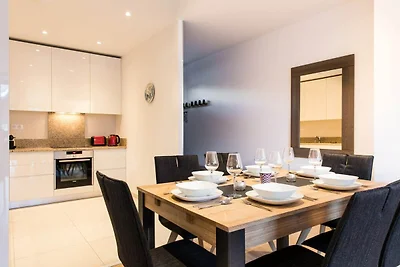 Cosy Central Apartment with Terrace