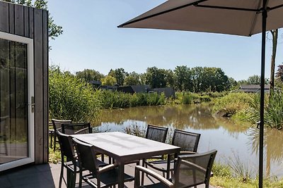 Moderne Lodge am Wasser, im Grünen gelegen