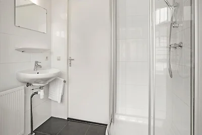 Schönes Ferienhaus mit Sauna in Seenähe
