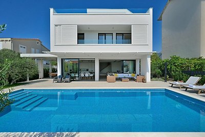 Moderne Villa mit privatem Pool und Terrasse