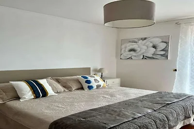 Elegante Villa mit Whirlpool und Aussicht