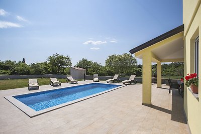 Villa moderna con piscina e ombrellone a...