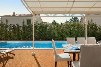 Villa a Vabriga con Piscina e Giardino