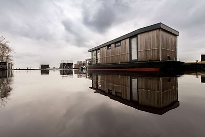 Schönes Hausboot mit Terrasse