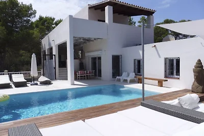 Villa in Cala Tarida mit Swimmingpool