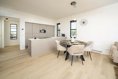 Villa am Wasser mit privater Dachterrasse