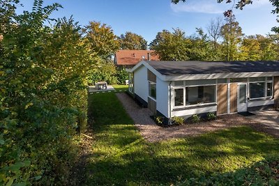 Schönes Ferienhaus mit Sauna in einer waldrei...