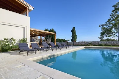 Villa in Marčana mit Schwimmbecken