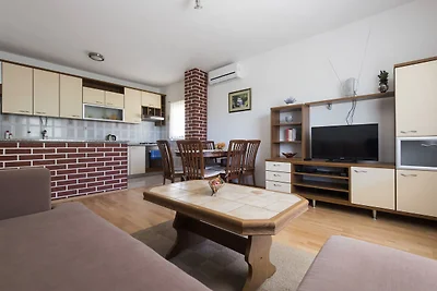 Wohnung in Starigrad Paklenica mit Terrasse