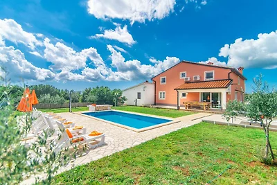 Große Villa mit Swimmingpool und umzäuntem...