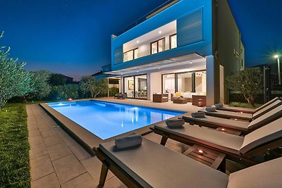 Moderne Villa mit privatem Pool und Terrasse