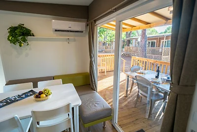 Mobilhome im Ferienpark mit grosser...