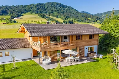 Cabaña en Reit im Winkl con piscina.