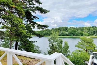 Cabane au bord du lac avec vue panoramique