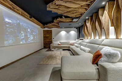 Chalet + 10m pool, daily housekeeping &...