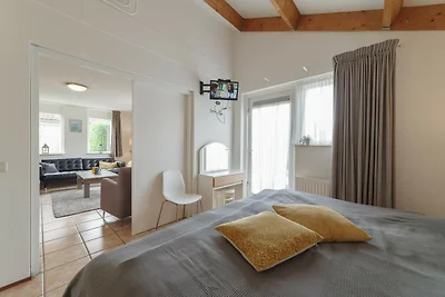 Geräumiges Ferienhaus mit Sauna in Strandnähe