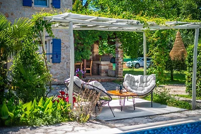Casa vacanze convenzionale a Umago con piscin...
