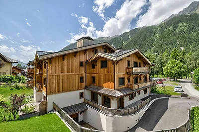 Spacious Apartment with Balconies beside Ski...