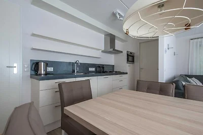 Stattliche Luxusvilla mit 4 Badezimmern, 1 km...