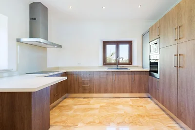 Moderne rustieke landvilla met zwembad