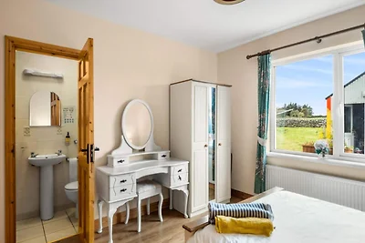 Haus nahe Lough Mask mit Gartenblick