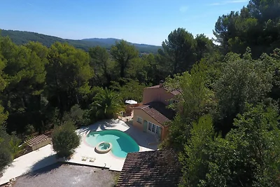 Ferienhaus mit großem Garten und Pool