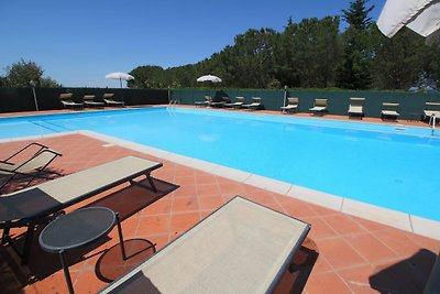 Elegante casale a Campriano con piscina