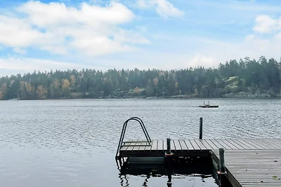 Gemütlicher Rückzugsort im Wald mit Whirlpool