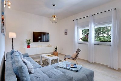 Ampia casa con terrazza privata e giardino