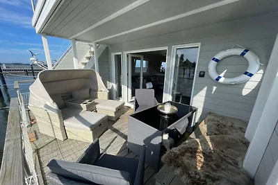 Hausboot in Stralsund mit Schwimmbecken