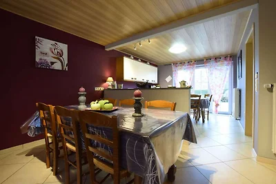 Abgeschiedenes Cottage in Sainte-Ode mit groß...