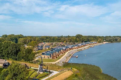 Zeitgenössisches Lakeside Chalet für 4...