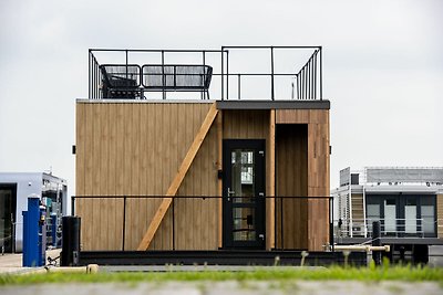 Moderne woonboot met uitzicht op het meer