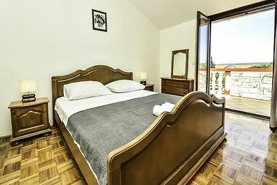 Rustige villa met 5 slaapkamers nabij Biograd