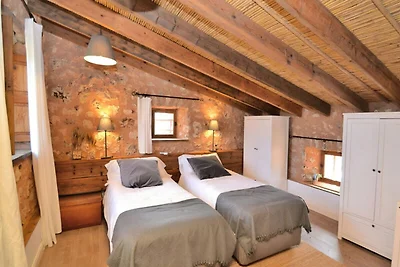 Haus in Llubi mit Pool und Garten