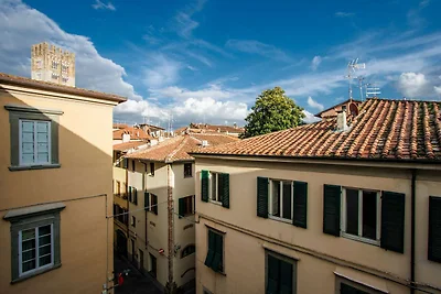 Attico a Lucca con vista sul teatro