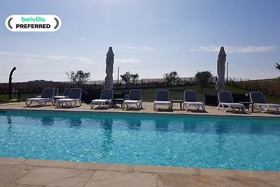 Cascina nelle Marche con piscina e vista mare