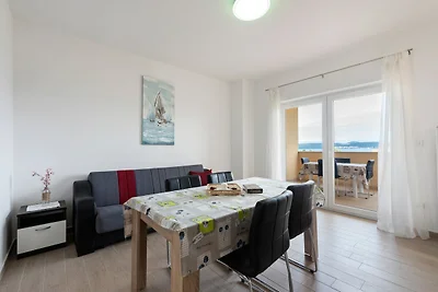 Simplistic Apartment in Neviđane mit Balkon