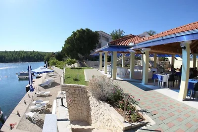 Appartamento con piscina, vista mare a...