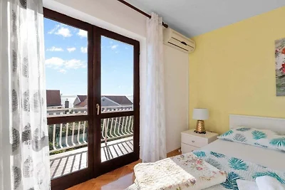 Wohnung in Šibenik-Brodarica mit Balkon