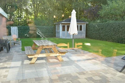 Mit großen, umzäunter Garten (DL108)