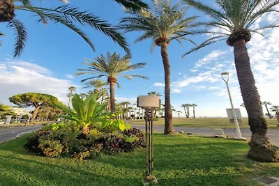 Designstudio mit Terrasse und Strand