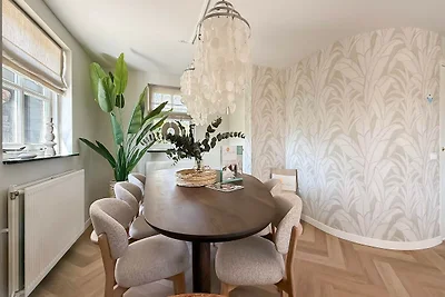 Villa mit weitläufigem, sonnigem Garten