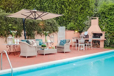 Villa a Capannori con grande patio