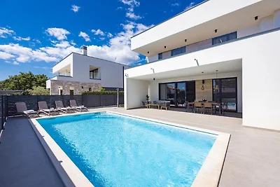 Moderne Villa mit Swimmingpool und Meerblick